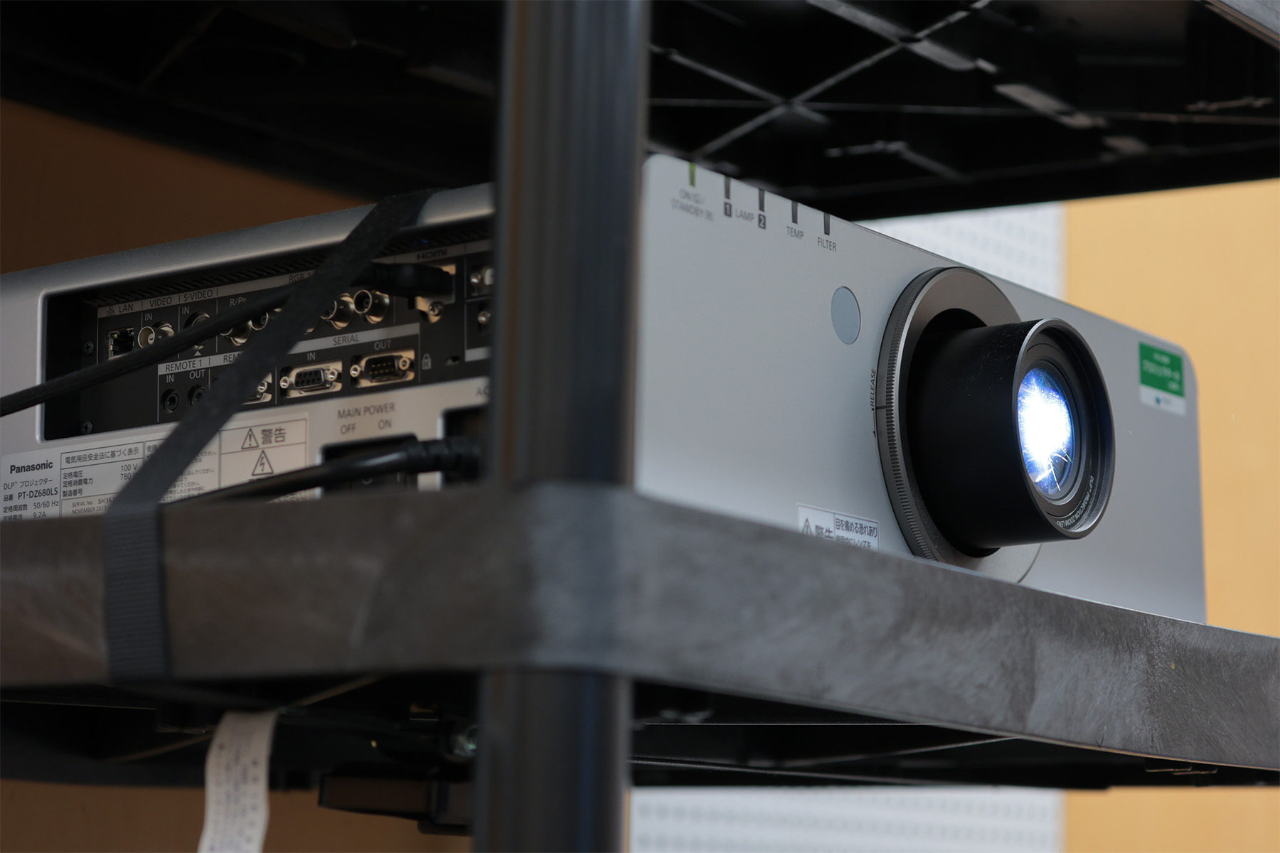 スライドを投影するプロジェクターの写真