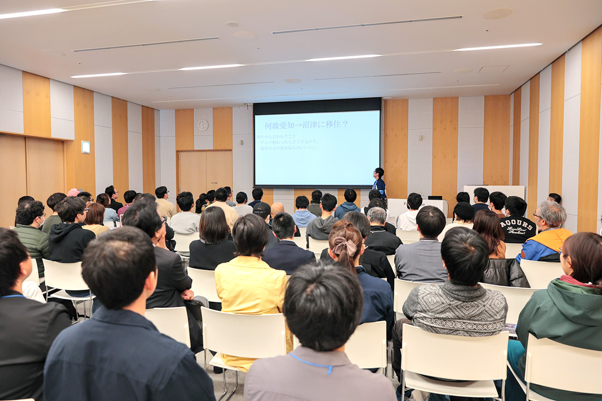 会場全体を後ろから撮影した写真